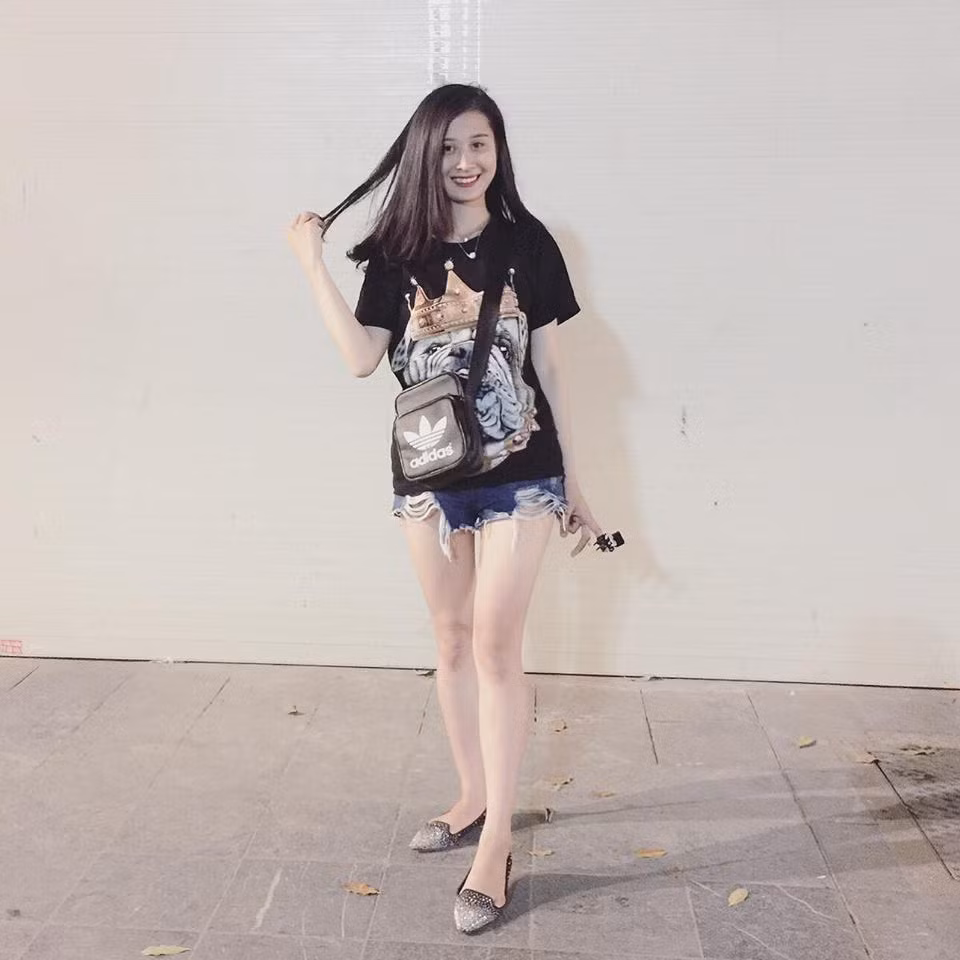 Theo chia sẻ của Lan Anh, sau khi một vài bức ảnh chụp lén cô được đăng tải trên một fanpage nổi tiếng, đã có khá nhiều bạn bè tag tên cô vào trong những dòng bình luận để hỏi thăm vì sao lại có mặt ở điểm thi. Qua đó, Lan Anh cho biết cô không hề "đi đón em" nhưng trong nội dung của bài đăng đang thu hút nhiều người quan tâm mới đây.