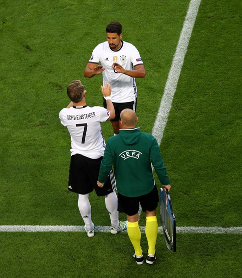 Sau 10 phút đầu trận, hai đội có một vài pha lên bóng nhưng sự nguy hiểm là không rõ rệt. Do tích cực tranh chấp bóng ở giữa sân nên ngay ở phút 15, ĐT Đức đã phải thay người khi Khedira gặp chấn thương, người vào thay anh là Schweinsteiger. Đến thời điểm này, thế trận vẫn diễn ra rất cân bằng.