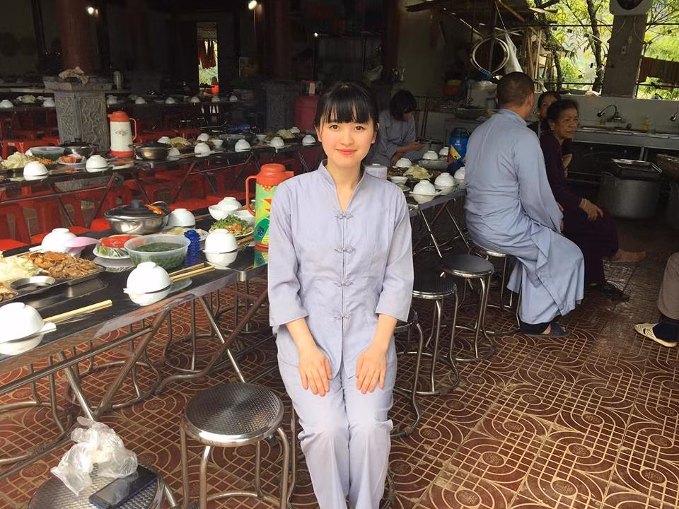 Ngoài ra, Thanh Tâm cũng có vài lời nhắn nhủ gửi đến cộng đồng, những người đang quan tâm tới hoàn cảnh của bé Yến Nhi theo nhiều cách khác nhau. "Xin mọi người đừng vì thương con miệng thi thoảng chẹp một xíu hoặc con đang ngủ chưa đến giờ cho con ăn tiếp. Khi ăn uống không đúng sinh hoạt sẽ gây chán ăn ạ. Em là người chưa lập gia đình nên thiếu kinh nghiệm. Đây là ý kiến cá nhân em nếu có gì sai xót mong mọi người bỏ qua. Mỗi người có một thói quen riêng. Yến Nhi có thói quen ngủ như vậy, Ăn theo giờ như vậy. Mong mọi người khi em xa con giúp em để người mẹ như em không phải lo lắng như lúc này".