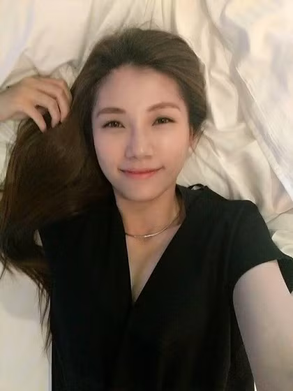 Trang cá nhân của cô y tá gợi cảm thường xuyên cập nhật những bức hình đi du lịch của cô và cả những hình ảnh tự sướng xung quanh cuộc sống thường ngày.