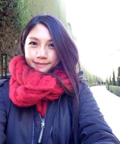 Chỉ sau vài giờ đăng tải, nhiều lời khen ngợi không ngớt của dân mạng dành cho thân hình và nhan sắc của cô nàng. Riêng cánh mày râu thì đứng ngồi không yên trước nữ y tá đã tốt bụng rồi lại còn xinh đẹp và gợi cảm.