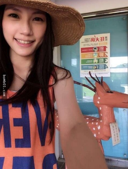 Sau lần lộ diện trên truyền thông, hình tượng của nữ y tá đã để lại ấn tượng khó phai trong lòng nhiều người. Trang cá nhân của cô xuất hiện ngày càng nhiều fan hâm mộ, lượng người theo dõi cũng không ngừng tăng.