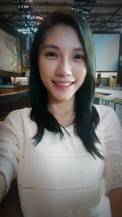 Nụ cười ngọt ngào đến lịm tim của nữ y tá xinh đẹp. Ảnh: BB.