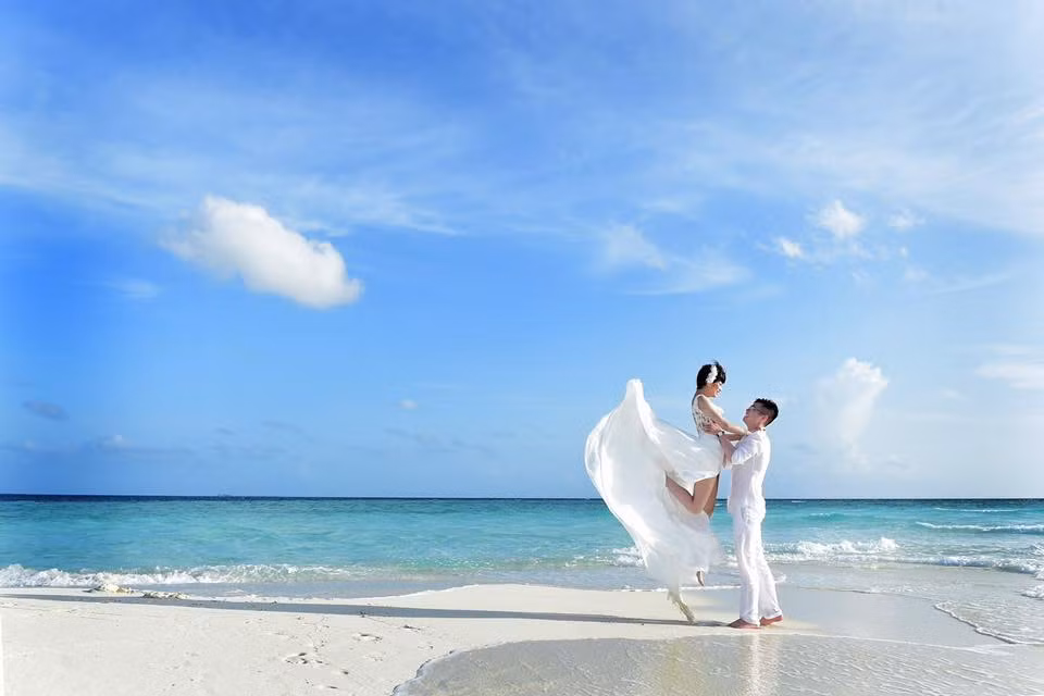 Như chia sẻ của nhiếp ảnh gia thực hiện bộ ảnh cưới đình đám cho cô dâu, chú rể thì có lúc ekip gồm 4 người cùng cô dâu – chú rể phải dậy sớm từ 3-4h sáng để “bắt” được những khoảnh khắc đẹp của đảo thiên đường.