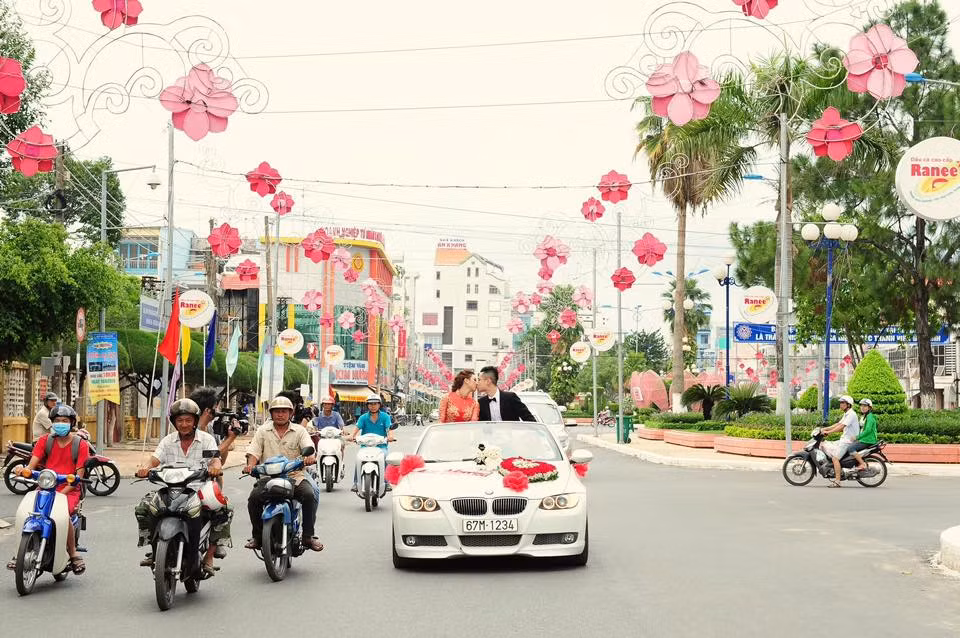 Những bức ảnh cưới của cặp đôi 9X, Đăng Thịnh và Hồng Trang tại quê nhà cũng được ghi lại trọn vẹn sau khi rời khỏi đảo thiên đường để về Việt Nam tổ chức lễ cưới. Ảnh: Lý Võ Phú Hưng.