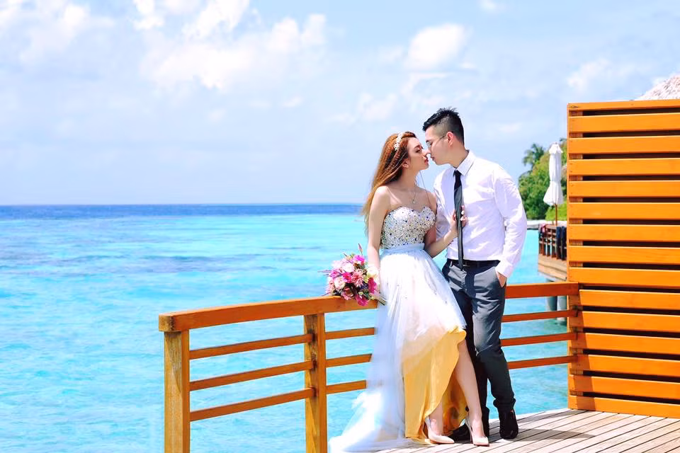 Toàn bộ những khung cảnh đặc trưng của nơi đây đều được ê kíp cố gắng dàn dựng cảnh và thu trọng trong bộ ảnh cưới của Đăng Thịnh và Hồng Trang. Bộ ảnh cưới của cặp đôi du học sinh được mọi người truyền tay nhau và dành rất nhiều những lời có cánh.