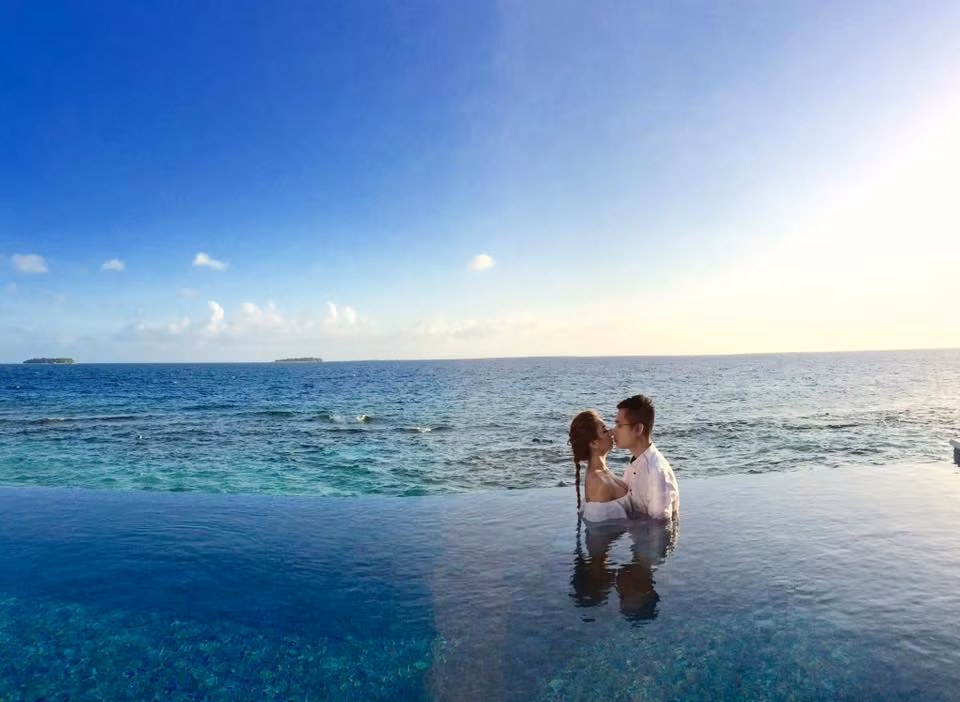 Khó có thể thốt nên lời về vẻ đẹp của biển Maldives, đôi trẻ đã tranh thủ ghi lại những bức ảnh đẹp nhất trước cảnh biển đẹp tuyệt vời của quốc đảo.