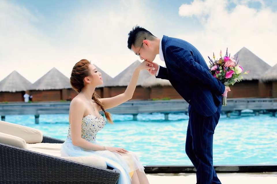 Maldives, quốc đảo nằm ở phía tây nam Ấn Độ, luôn là giấc mơ của nhiều người khi nghĩ đến du lịch biển. Nơi đây có những khu nghỉ dưỡng sang trọng nổi tiếng hàng đầu thế giới và chắc chắn giá cả cho mỗi chuyến du lịch đến đây cũng sẽ ở trên trời. Câu chuyện sẽ chỉ dừng ở đó nếu như mới đây, dân mạng Việt không khỏi xôn xao chia sẻ những bức ảnh cưới chụp tại thiên đường Maldives của cặp đôi du học sinh Việt tại Mỹ.