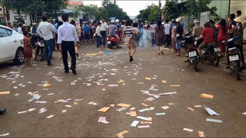 Cộng đồng mạng Việt cũng từng xôn xao trước rất nhiều vụ đám cưới bị phá hoại tan thành chỉ do cô dâu, chú rể trót dại mời người yêu cũ đến dự. Ngoài ra, cũng có một số vị khách "không mời mà đến", mang theo cả tiền vàng mã, hương nhang để "chúc phúc" cho cặp đôi mới cưới. Điều này khiến gia đình cặp uyên ương phải lao đao và thậm chí còn hận những "kẻ phá hoại" đến tận xương tủy.