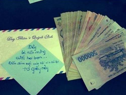 "Bạn có nhiều loại"... đó là dòng nhận xét quá chính xác khi trong đám cưới, sự nghịch ngợm, phá phách vẫn luôn được những người bạn thể hiện một cách tối đa. Phong bì tiền mừng trong bức ảnh trên đây chẳng khác nào một chiêu "gửi tiết kiệm" với mong muốn được bạn mừng lại đầy đủ số tiền và cả những "phụ kiện đính kèm".