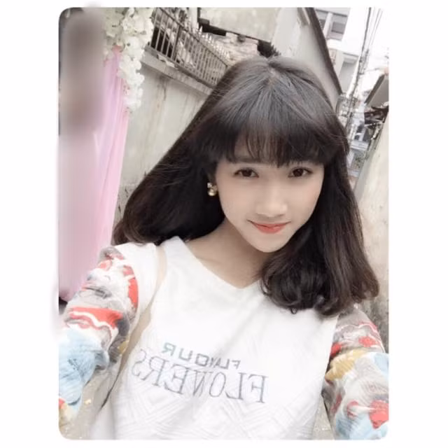 Những đường nét trên khuôn mặt của cô bạn rất thanh thoát và khả ái, làm người đối diện cảm thấy yêu mến ngay từ cái nhìn đầu tiên.