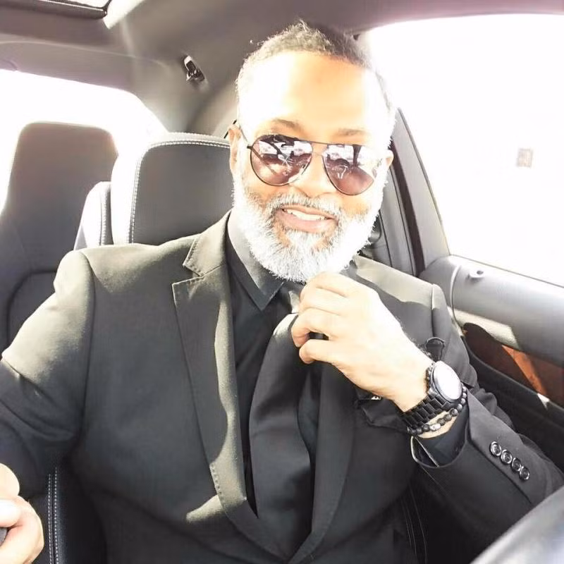 Thầy giáo điển trai lịch lãm trong trang phục vest khiến nhiều chàng trai cũng phải tròn mắt học tập.