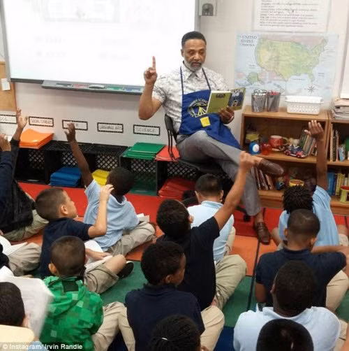 Trong mắt nhiều người, hình tượng người thầy thường gắn với các trang phục giản dị, nghiêm túc. Tuy nhiên, khi chiêm ngưỡng các bộ trang phục của thầy Irvin Randle, nhiều người có lẽ sẽ không khỏi bất ngờ và có thể hiểu lầm rằng thầy là một "fashion star".