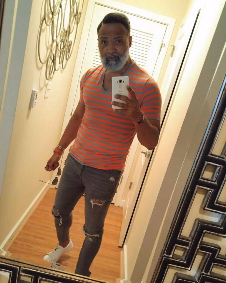 Bức ảnh thầy Irvin Randle trong trang phục áo phông body màu kẻ cam và quần bò rách nhận được những lời khen không ngớt của dân mạng.