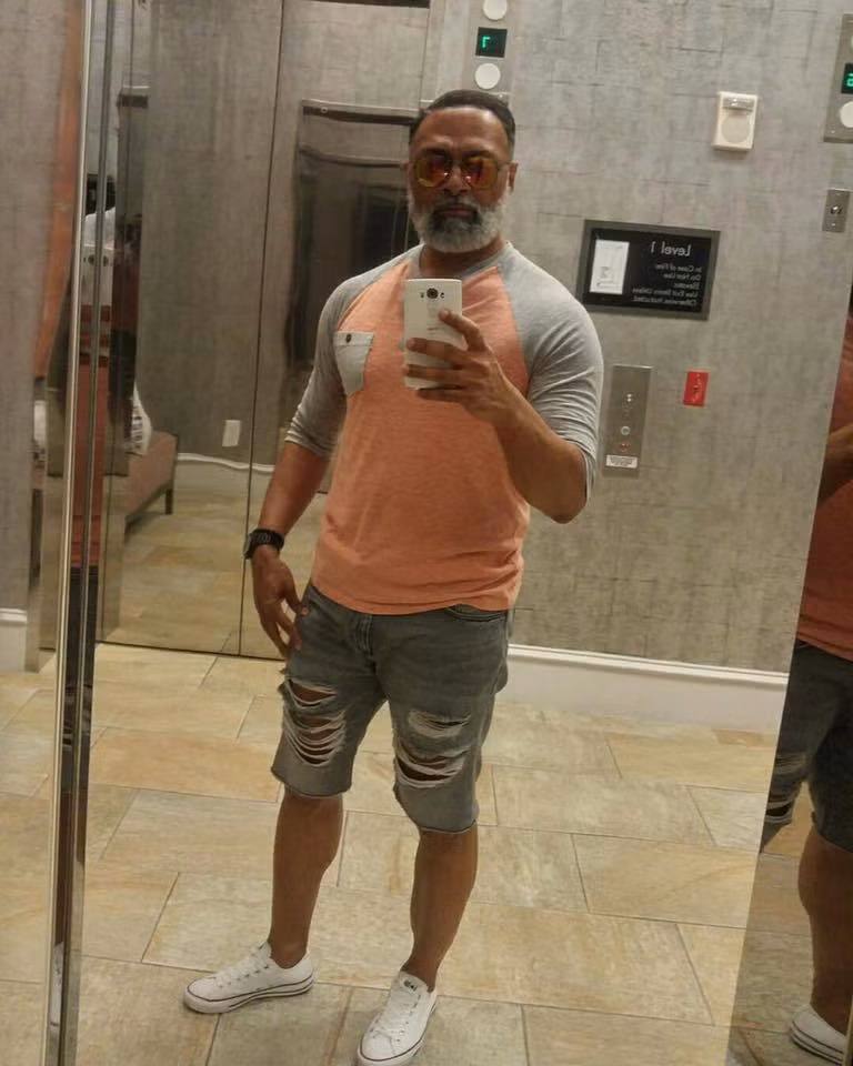 Ngoài những giờ đứng lớp đòi hỏi các trang phục công sở, trong cuộc sống thường ngày thầy Irvin Randle rất thích lựa chọn cho mình phong cách trẻ trung với những trang phục bó sát khoe body săn chắn hay quần jean rách, giày thể thao để nổi bật trước đám đông.