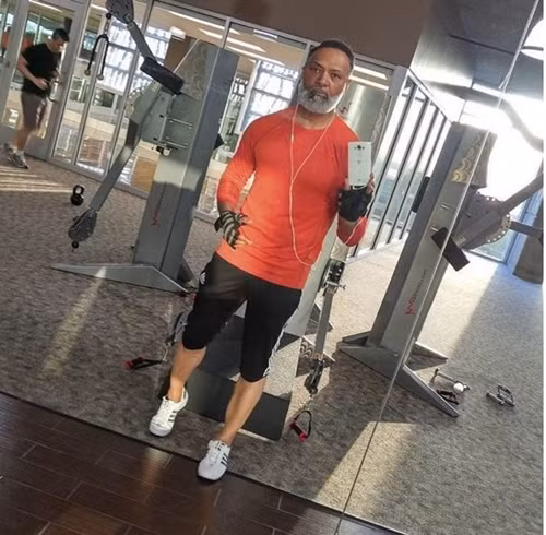 Thầy Irvin Randle tiết lộ ông thường uống nước, ăn trái cây và thực phẩm tươi để duy trì vóc dáng. Ngoài ra, việc tập thể dục đều đặn là cách tốt nhất để duy trì được body như mong muốn. Ảnh: Twitter.