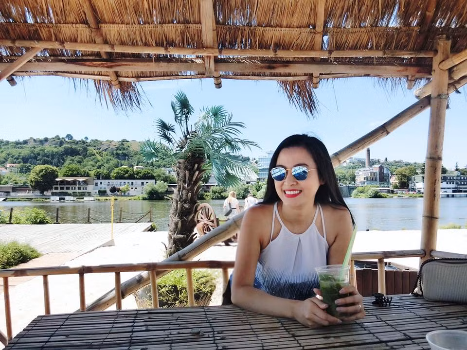 Công việc hiện tại của Thúy Loan là kinh doanh các dịch vụ làm đẹp, trang cá nhân của cô thường xuyên đăng các sản phẩm như quần áo thời trang, mỹ phẩm…