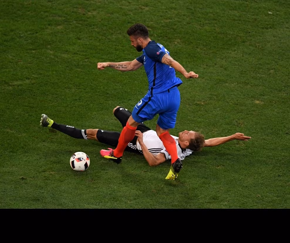 Những phút tiếp theo, Die Mannschaft vẫn là phía chơi hay hơn với rất nhiều phương án tấn công. Ngược lại các cầu thủ Pháp đang gặp khó khăn khi lên bóng, họ chủ yếu trông cậy vào những pha bóng cố định hoặc những pha đột phá của Griezmann. Phút 41, Griezmann phối hợp cùng Evra khoét sâu vào cánh trái tuyển Đức sau đó tung ra một cú sút ở góc hẹp, rất tiếc bóng lại đi thiếu chính xác. Một phút sau, Giroud một mình một bóng tiến vào trung lộ nhưng sự lề mề, sức rướn và tốc độ kém của tiền đạo này đã khiến anh bỏ lỡ cơ hội khi Howedes dốc sức chạy về truy cản kịp thời.