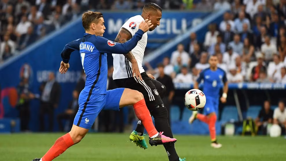 Không thành công với ý định đánh phủ đầu, những phút tiếp theo ĐT Pháp đã chơi chậm lại và các cầu thủ được kéo về phần sân nhà nhiều hơn. Ngược lại, đội bóng của Joachim Low đã dần lấy lại sự bình tĩnh với những pha tấn công mạch lạc hơn. Trong một trận đấu thiếu vắng Hummels do bị treo giò, Jerome Boateng bên phía Đức đã chơi rất tập trung khiến cầu thủ Pháp gặp nhiều khó khăn khi lên bóng.