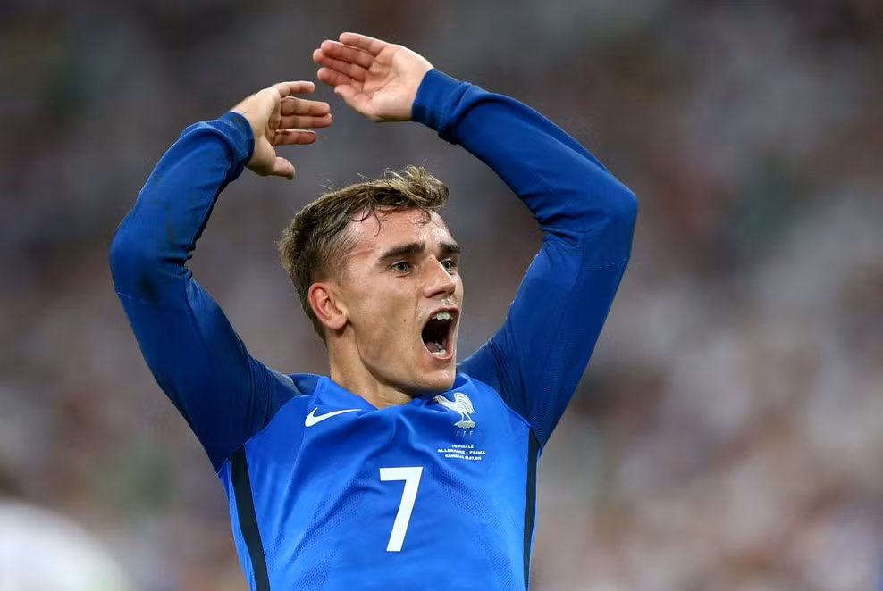 Phút 90+2, sau một loạt pha treo bóng của ĐT Đức, Kimmich có một pha đánh đầu cực nguy hiểm, nhưng ở tình huống này thủ môn Lloris đã chơi quá hay, bay người đẩy bóng trong chớp mắt. Trận đấu kết thúc với tỉ số 2-0 nghiêng về ĐT Pháp. Một trận đấu ĐT Đức đã chơi hay nhưng những sự thay đổi người bất đắc dĩ, những khoảnh khắc thiếu may mắn đã khiến cỗ xe tăng phải dừng bước ở bán kết Euro 2016. Về phía ĐT Pháp, Griezmann xứng đáng là người hùng khi một mình ghi 2 bàn thắng ở những thời điểm rất quan trọng để đưa đội chủ nhà tiến vào trận chung kết Euro.