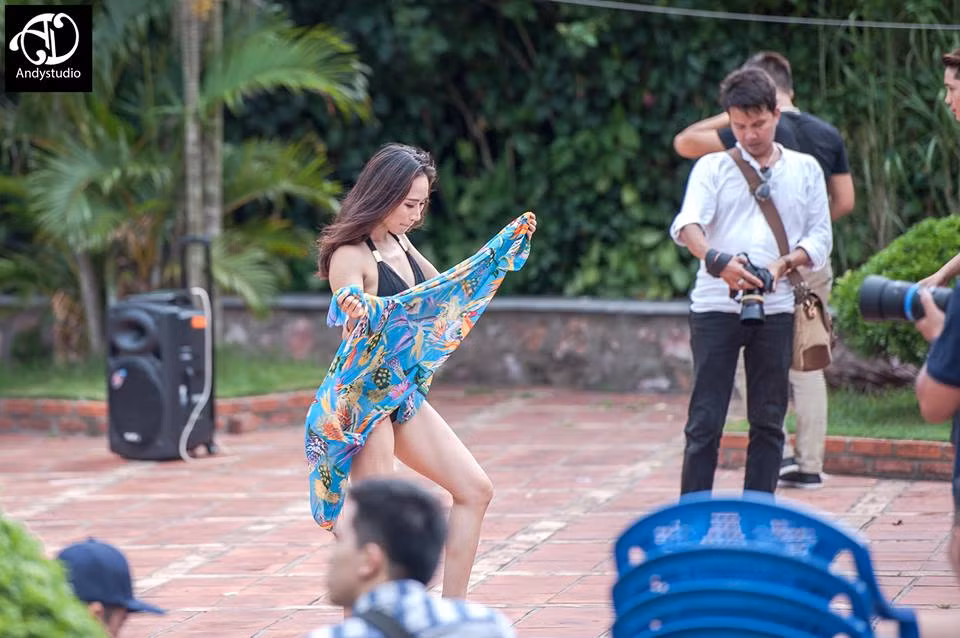 Vì chụp ảnh bikini ở hồ bơi là một concept ảnh phổ biến, thuộc hàng "hot" nhất trong mùa hè nên dễ hiểu vì sao sự kiện lại thu hút số lượng khoảng 60 phó nháy tham gia. Theo tiết lộ của thành viên trong nhóm, mỗi phó nháy tham gia được kêu gọi tình nguyện đóng góp 100 nghìn đồng vào quỹ từ thiện. Nhiều người mẫu, người làm nhiệm vụ trang điểm, phụ việc ở nơi tổ chức sự kiện cũng chung tay góp tiền để tăng giá trị quỹ.