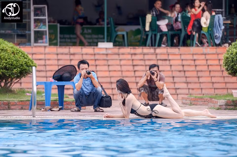 Được biết, trước khi sự kiện diễn ra, nhóm tổ chức đã tìm và kêu gọi một số cô gái trẻ có thân hình đẹp, cân đối để cùng tham gia làm người mẫu. Dù không phải là những người mẫu nổi tiếng, chuyên nghiệp, có vẻ đẹp hoàn hảo nhưng các cô gái này đều rất nhiệt tình, không hề ngại ngùng khi tạo dáng trước hàng chục ống kính hướng về mình.