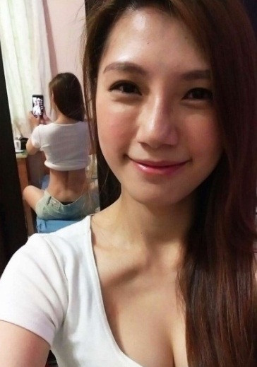 Mới đây, nữ y tá Trung Quốc lại tiếp tục gây xôn xao khi đăng tải bức hình “tự sướng” trên trang cá nhân, không biết vô tình hay cố ý mà cô nàng lại để lộ vòng eo con kiến cực kỳ gợi cảm qua tấm gương phía sau lưng, đốt mắt không ít đấng mày râu.