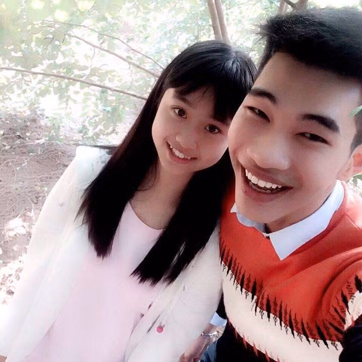 Những hình ảnh ngọt ngào của cặp đôi đũa lệch được dân mạng thích thú chia sẻ. Nhiều người khẳng định, tình cảm của hai bạn chỉ có thể là tình yêu đích thực thì mới có thể vượt qua mọi rào cản của ngoại hình và gièm pha của người đời để đến bên nhau.