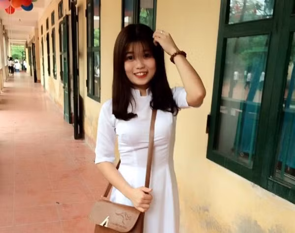 Chuyện tình đôi đũa lệch của cặp đôi 9X này từng là chủ đề bàn tán của nhiều người. Tuy nhiên, cô bạn Minh Khánh cho biết, cô không để ý đến sự chênh lệch về ngoại hình giữa hai người. Đôi khi đi chơi, hai người thường xuyên bị mọi người trêu đùa, nhưng cô không cảm thấy quá ngại ngùng và ảnh hưởng bởi chuyện này.