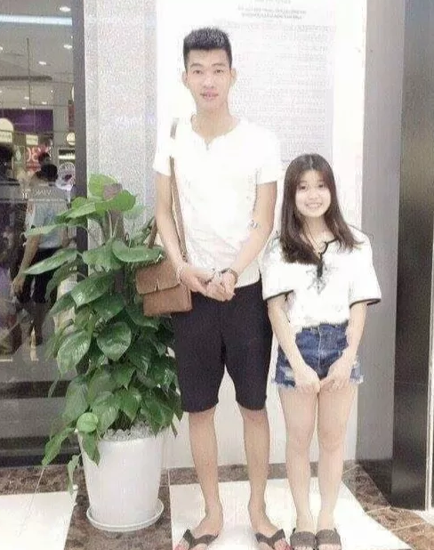 Mới đây, những hình ảnh của cặp đôi Thái Bình được một tài khoản chia sẻ trên diễn đàn mạng xã hội và ngay lập tức thu hút được sự quan tâm lớn của mọi người. Chính sự chênh lệch về chiều cao quá lớn của 2 bạn là chủ đề bàn tán sôi nổi của dân mạng, chỉ trong vài giờ đăng tải, bức ảnh đã nhận được 8 nghìn lượt thích và hàng trăm bình luận.