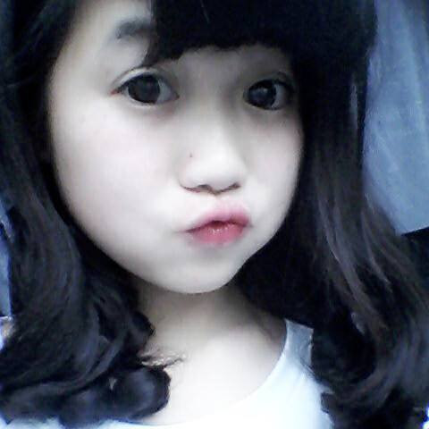 Được biết, hai nhân vật chính trong bức ảnh là Thái Trường và Minh Khánh. Cả hai cùng sinh năm 1998, quê Thái Bình. Bạn trai sở hữu chiều cao ấn tượng 1,92 m, còn bạn nữ chỉ cao có 1,55 m, chênh lệch nhau 37 cm, vậy nên khi cặp đôi này hẹn hò cùng nhau chốn đông người đều khiến mọi người chú ý.