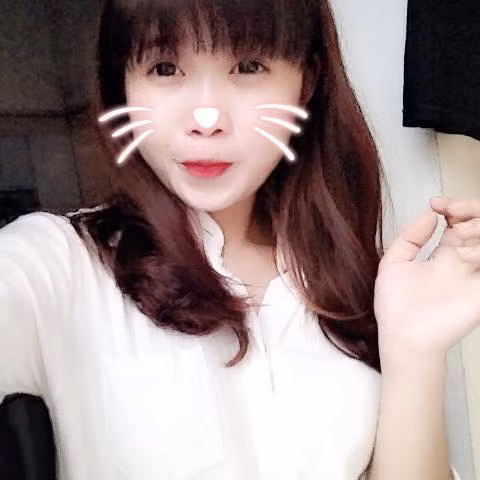 Chính sự đáng yêu, nhí nhánh của Minh Khánh là những điểm mà anh chàng bạn trai Thái Trường đổ gục ngay từ lần đầu gặp gỡ. Cậu cho biết, sau khi tình cờ gặp Minh Khánh cách đây hai tháng, cậu đã quyết tâm theo đuổi và chiếm giữ trái tim của cô nàng.