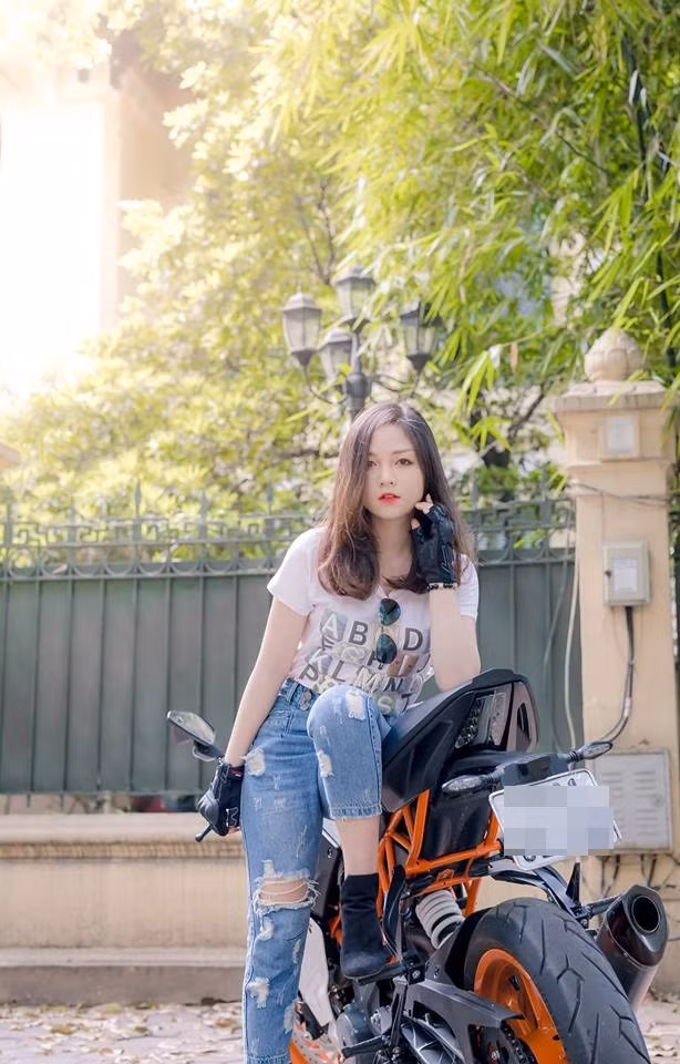 Dựa vào những hình ảnh Giang Hiền chia sẻ trên trang cá nhân, có thể thấy cô là một 9X rất cá tính với sở thích đi xe phân khối lớn. Khuôn mặt xinh xắn, dáng vẻ và cách ăn mặc nữ tính của Giang Hiền đối lập với vẻ bụi bặm, mạnh mẽ của những chiếc xe phân khối lớn khiến nhiều bạn bè, dân mạng có ấn tượng với cô ngay từ cái nhìn đầu tiên.