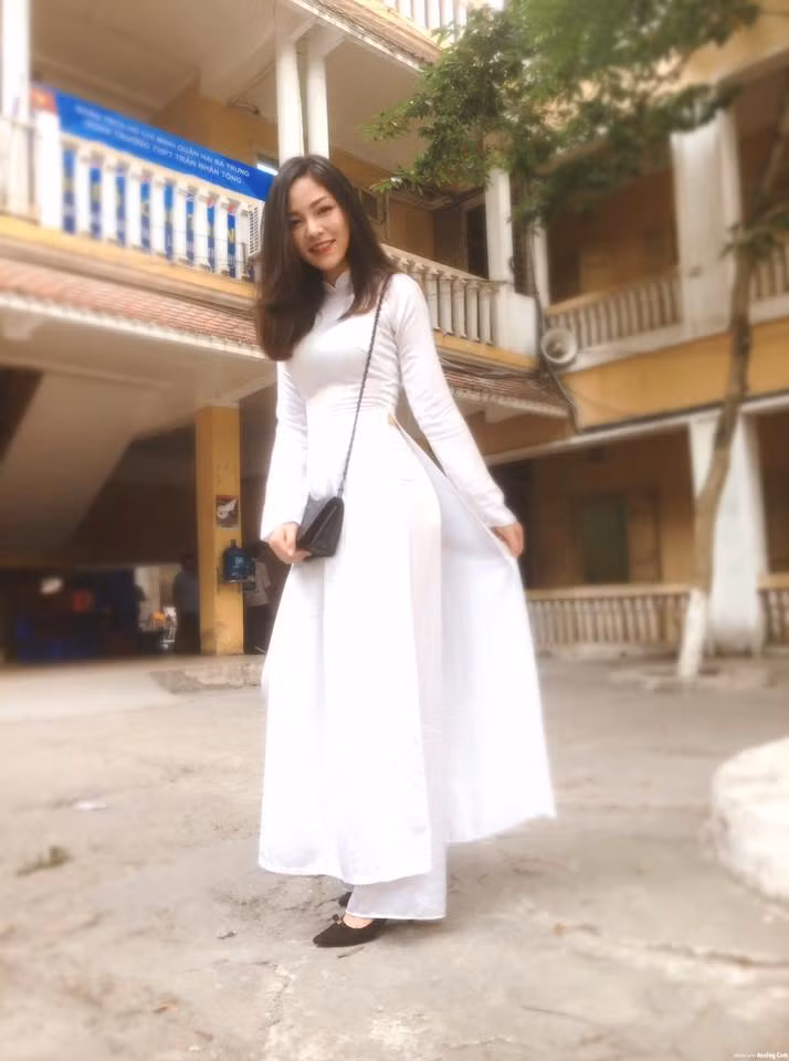 Tìm hiểu nhanh về nữ sĩ tử xinh đẹp, được biết cô nàng có tên thường gọi là Giang Hiền, từng là học sinh trường THPT Trần Nhân Tông, Hà Nội. Theo những thông tin Giang Hiền công khai trên trang cá nhân thì cô sinh năm 1998 và việc cô có mong muốn thi vào Đại học Bách khoa, Hà Nội cũng chỉ là phán đoán của dân mạng khi bức ảnh của cô vô tình xuất hiện trên trang confessions của trường đại học này.