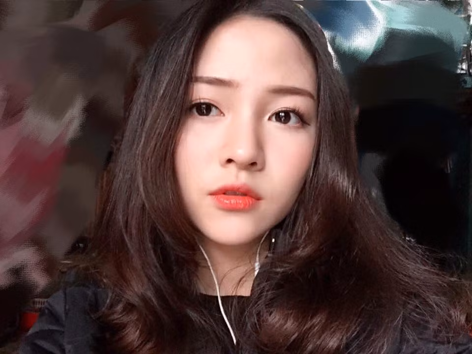 Tuy nhiên những tin đồn này nhanh chóng được dẹp bỏ sau khi trang cá nhân của cô gái xinh đẹp này được tiết lộ và việc đeo nhẫn ở ngón tay áp út cũng chỉ là một thói quen bình thường mà thôi.