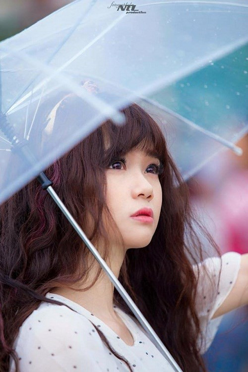 Dù khi lên ảnh, Huyền Nhi có sử dụng đến nhiều phương pháp trang điểm và một số hiệu ứng chỉnh sửa photoshop, nhưng vẫn phải công nhận rằng, khuôn mặt vốn có của 9X Đà Nẵng này cũng đã sở hữu rất nhiều nét xinh xắn. Đôi mắt to, làn da trắng và đôi môi hồng dễ thương là những điểm đặc biệt khiến khuôn mặt Huyền Nhi trẻ hơn tuổi thật của cô rất nhiều.