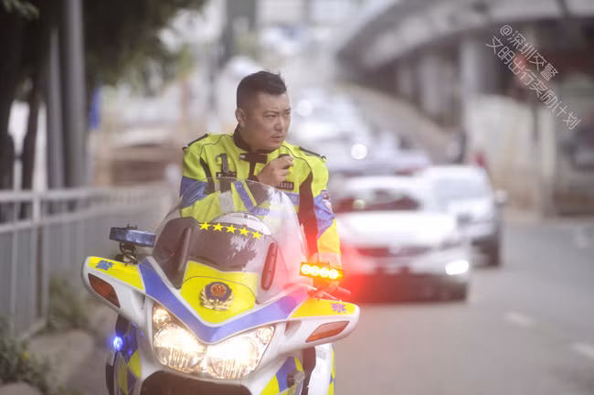 Tuy đã có vợ con nhưng vẻ đẹp nam tính và những thành tích đáng nể của anh Trần Tiểu Quân hiện đang công tác tại Đội Cảnh sát giao thông Thâm Quyến vẫn khiến cho các cô gái trẻ không khỏi ngưỡng mộ.