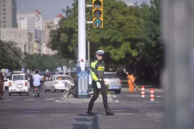 Với vóc dáng cao ráo như người mẫu và gương mặt lạnh lùng, Đống Đống đã lọt vào tầm ngắm của các cô gái đi ngang qua nơi chàng đang làm nhiệm vụ. Và hiển nhiên các bức ảnh chụp lén nam cảnh sát Đống Đống đã xuất hiện trên mạng xã hội trong vài giờ sau đó, trở thành hiện tượng mạng thu hút hàng triệu lượt like của các chị em.