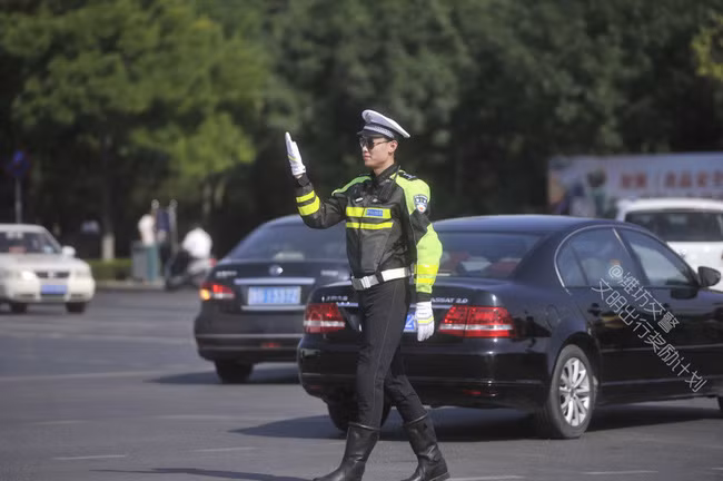 Ở Trung Quốc, rất nhiều cô gái đều "chết mê chết mệt" những người đàn ông mặc cảnh phục, không ít lần những anh chàng cảnh sát đẹp trai được đưa lên mặt báo, gây xôn xao dư luận trong suốt thời gian dài. Mới đây, chàng cảnh sát giao thông Đống Đống, công tác tại Đội cảnh sát giao thông Duy Phường, Sơn Đông cũng là nằm trong danh sách "soái ca quân nhân" được các cô gái nước này săn đón.