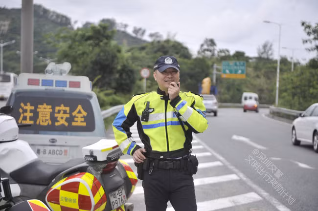 Chiều cao vượt trội và thân hình rắn chắc của cảnh sát Trần làm các chị em mất ngủ.