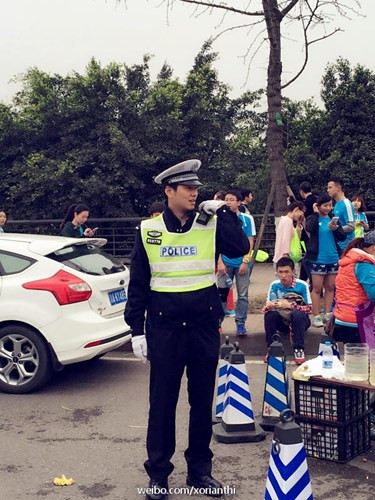 Không chỉ được khen đẹp trai, anh cảnh sát giao thông còn được ví von với nhân vật Hà Dĩ Thâm trong phim "Bên nhau trọn đời" do Chung Hán Lương thủ vai từng gây sốt.