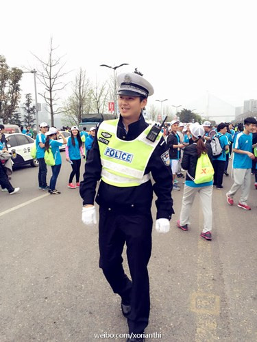 Không chỉ riêng chàng cảnh sát Đống Đống nổi tiếng vì diện mạo xuất chúng, thời gian trước, trang Sina cũng từng đưa tin anh cảnh sát giao thông họ Long, là người làm nhiệm vụ ổn định trật tự tại cuộc thi chạy marathon tại thành phố Trùng Khánh, Trung Quốc cũng gây náo loạn đường phố chỉ vì các fan nữ chặn đường xin chữ ký.