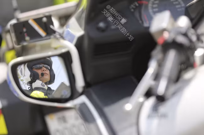 "Đã đẹp trai rồi còn đi xe phân khối lớn nữa kìa!", một số cô gái lại tỏ ra thích thú với hình ảnh các anh cảnh sát trẻ trên chiếc xe phân khối lớn. Ảnh: Sina.