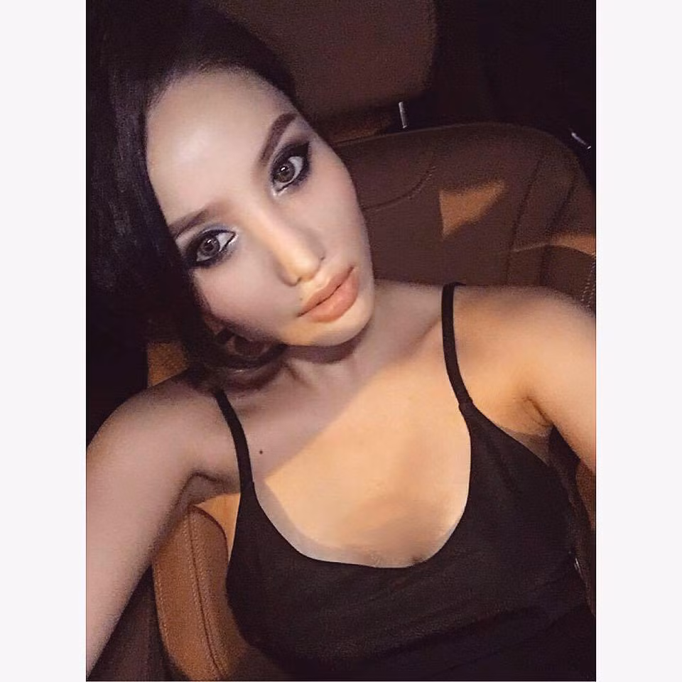 Chơi đồ hiệu vẫn là thói quen từ trước tới nay của Meo Meo và hiện cô vẫn thường xuyên khoe những món đồ mới đến từ nhiều thương hiệu nổi tiếng thông qua loạt ảnh đăng trên Facebook. Không chỉ thích chơi đồ hiệu, Meo Meo còn có một gout thời trang khá đẳng cấp khi luôn dẫn đầu nhiều xu hướng mới, là hình mẫu đối với rất nhiều cô gái trẻ hiện đại.