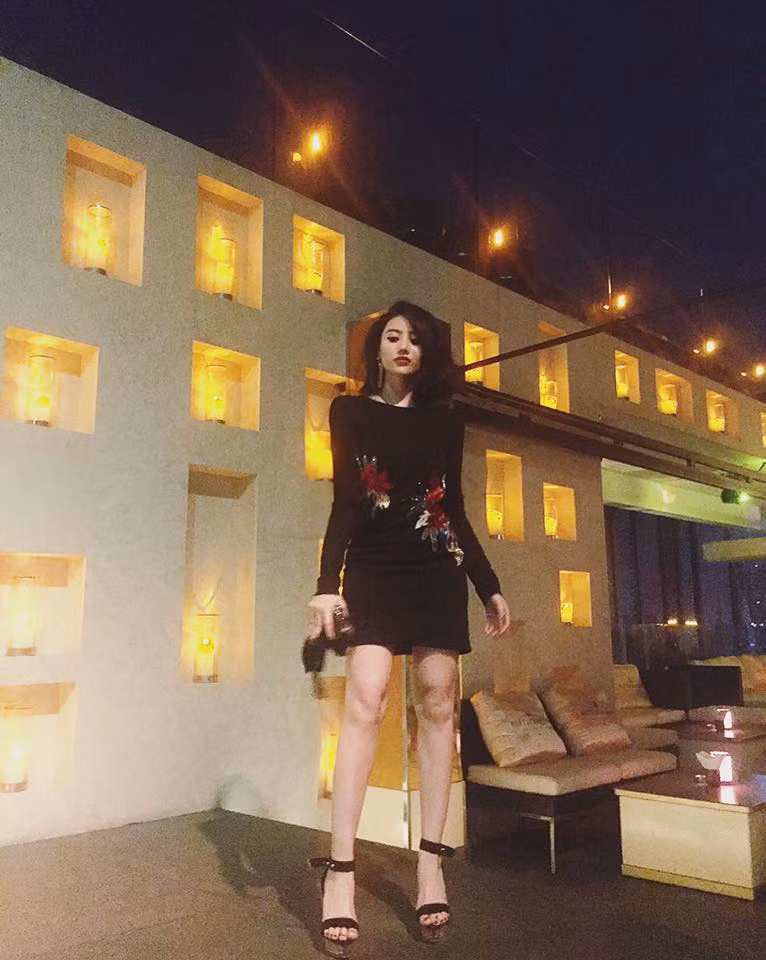 Từ trang phục, kiểu tóc đến giày dép, túi xách, phụ kiện… dù được xếp là người “thế hệ trước” nhưng Meo Meo vẫn thường xuyên dẫn đầu một vài xu hướng mới. Nhìn những bộ cánh, món đồ hiệu nổi tiếng, đắt tiền của Meo Meo, không tí cô gái trẻ phải trầm trồ ngưỡng mộ và còn có phần ghen tị.