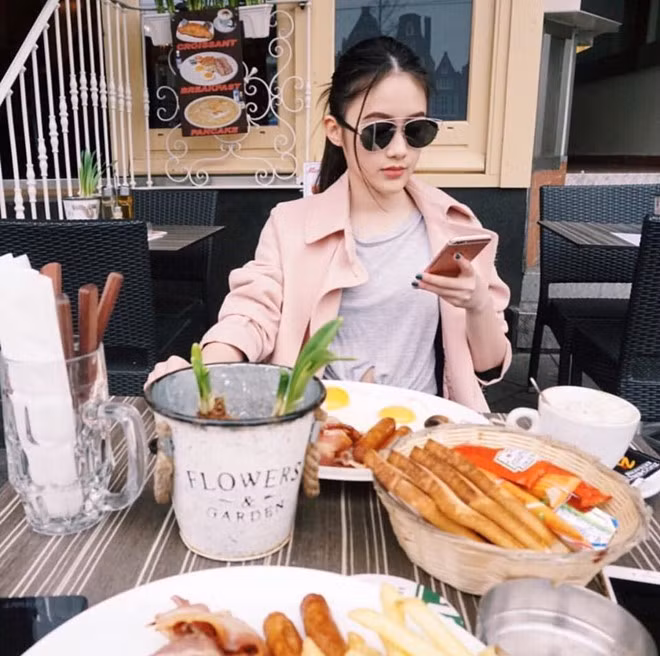 Cô gái sinh năm 1997 còn có khả năng sử dụng thành thạo 4 ngoại ngữ: Lào, Thái, Anh và Việt Nam. Thông thạo ngoại ngữ, gia đình lại có điều kiện nên Mai Chi thường xuyên đi du lịch. Cô nàng đã đặt chân đến rất nhiều đất nước ở châu Âu như: Anh, Pháp, Hà Lan, Hy Lạp... đi đến đâu cô cũng chụp rất nhiều ảnh ở nhiều danh lam thắng cảnh, những bữa ăn chất lượng, sang chảnh và nơi ở là những khu nghỉ dưỡng, khách sạn hạng sang.