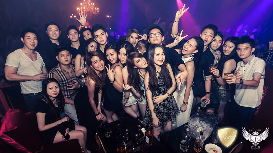 Ở Lào, Mai Chi cũng có một hội bạn quy tụ nhiều trai xinh, gái đẹp và rất nhiều trong đó là những công tử, ái nữ con nhà có điều kiện. Dù có mức sống khiến nhiều người mơ ước nhưng Mai Chi và những người bạn của cô ai cũng có ước mơ, sự nghiệp của riêng mình và tất thảy đều có những khả năng riêng, không có ai muốn ăn bám, phụ thuộc vào điều kiện có sẵn của gia đình.