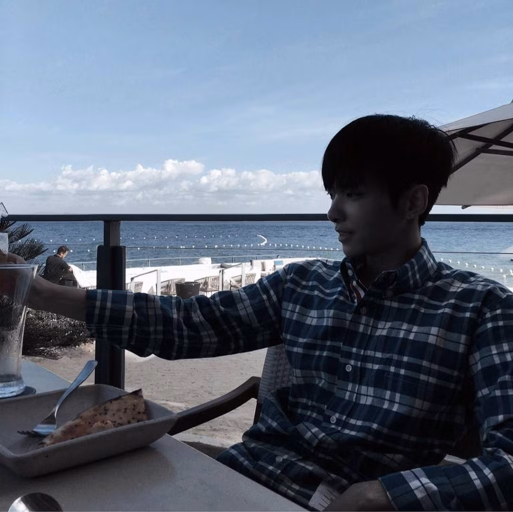 Ulzzang Hàn Lee Tae Gyun đang làm các fan nữ phát sốt khi xuất hiện trong chiếc áo sơ mi kẻ đơn giản, ngồi thư thái bên bờ biển. Khuôn mặt nam tính hơn của Lee Tae Gyun nhận được nhiều lời khen ngợi "đẹp trai như người mẫu".