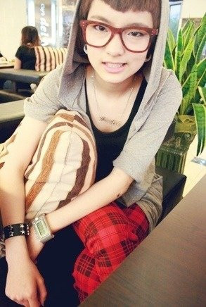 Gương mặt xinh xắn của Jung Da Eun thời kỳ mới vào nghề được dân mạng sưu tầm và chia sẻ trên rất nhiều diễn đàn, mạng xã hội. Thời kỳ đó, nhan sắc của Jung Da Eun vẫn còn khá là nữ tính, mềm mại