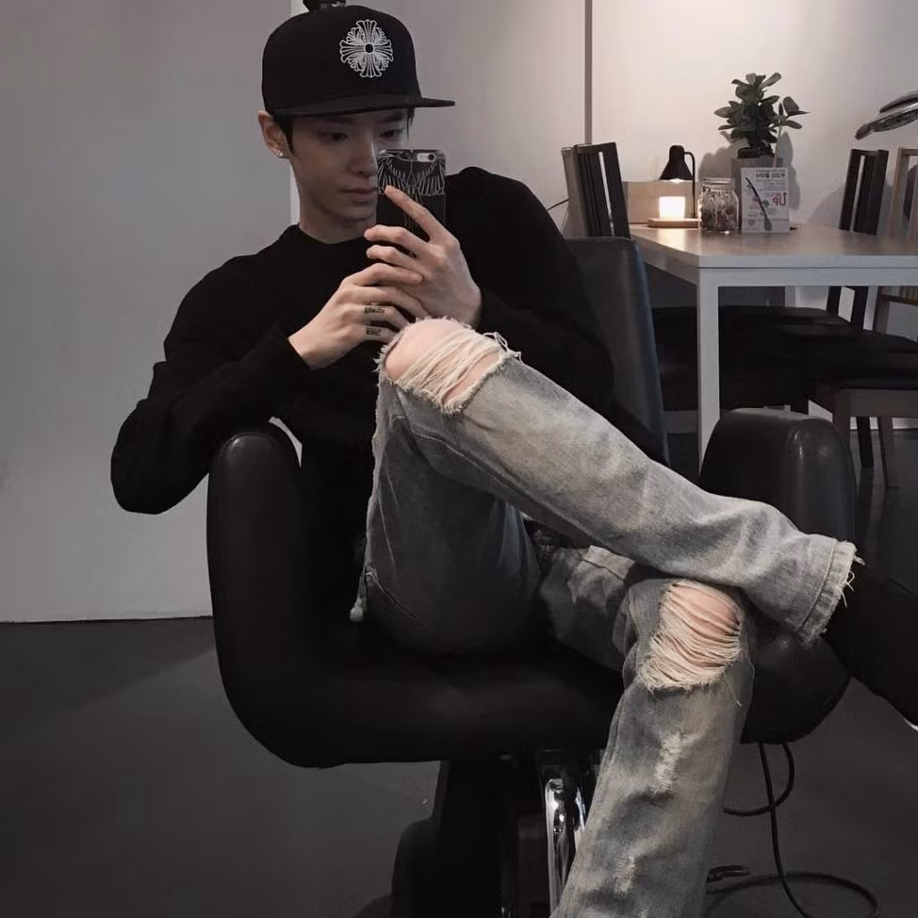 Chắc hẳn khi nhắc đến cái tên Lee Tae Gyun, nhiều fan hâm mộ các oppa xứ Kim Chi sẽ không thể dấu nổi sự kích động bởi gương mặt đẹp trai và cá tính cực cực cool của anh chàng hot boy chuyển giới sinh năm 1993 này. Lee Tae Gyun đang là một trong những ulzzang (hot boy, hot girl) nổi bật nhất nhì Hàn Quốc, từng thu hút sự chú ý khi xuất hiện trên show truyền hình Ulzzang Generation, Star King.